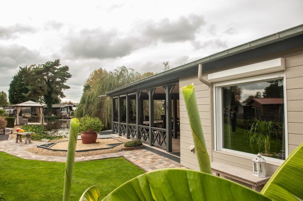 Prachtige Chalet Wabi Sabi Aan Het Water! Geel Bagian luar foto