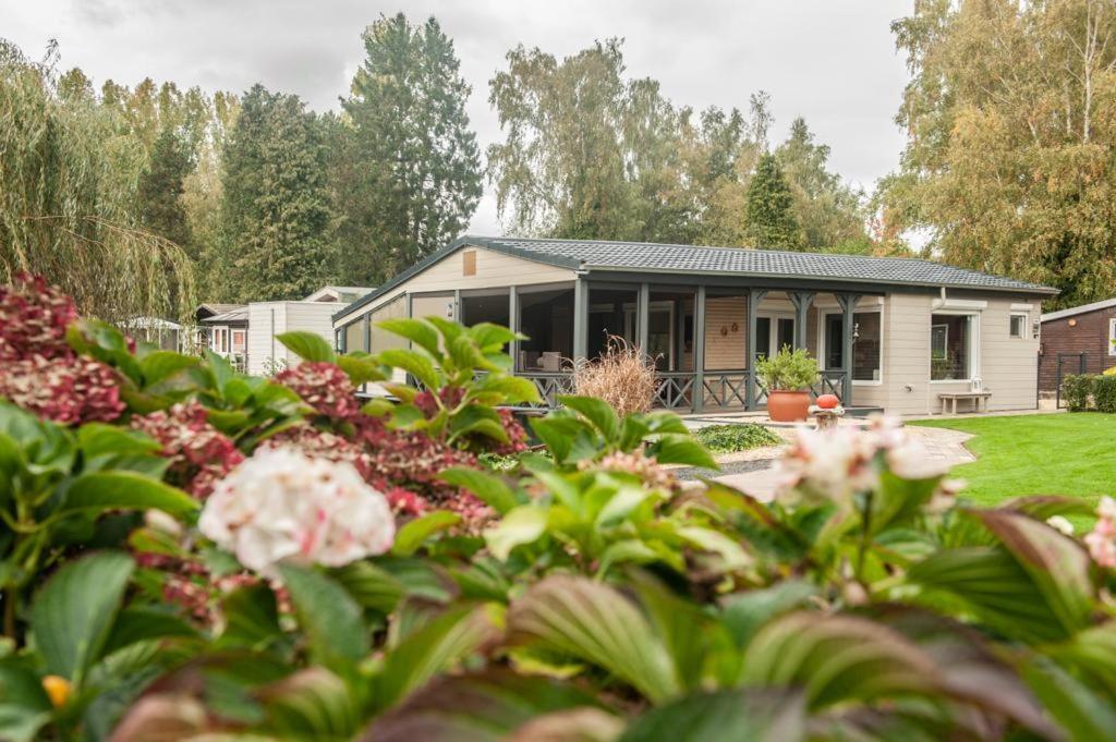 Prachtige Chalet Wabi Sabi Aan Het Water! Geel Bagian luar foto