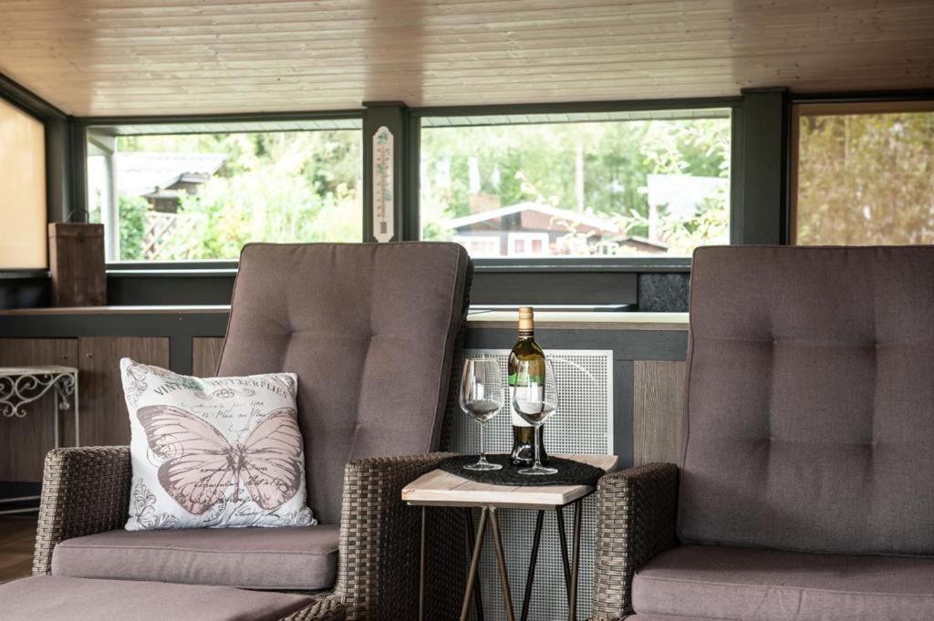 Prachtige Chalet Wabi Sabi Aan Het Water! Geel Bagian luar foto